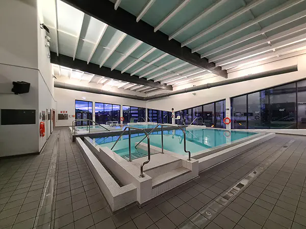 Piscinas de aprendizaje y spa, con amplios ventanales al fondo con vistas al exterior