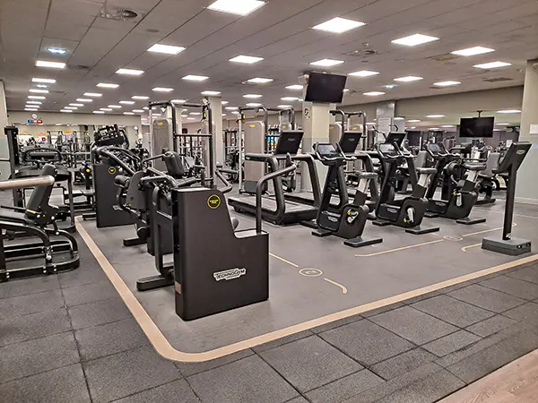 Sala de fitness, con diversos aparatos de equipamiento deportivo