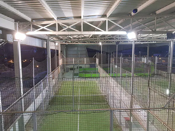 Pista exterior de pádel, cubierta, con vallas de protección e iluminación