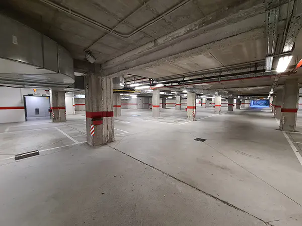 Aparcamiento del centro deportivo, con accesos de entrada y salida