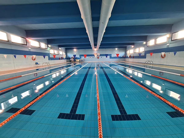 Panorámica de la piscina principal, con vista frontal de sus 8 calles