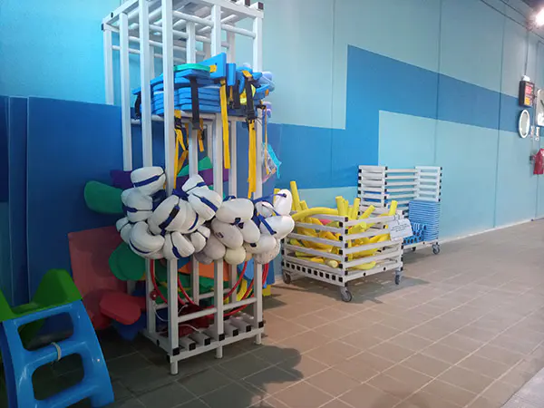 Contenedores portátiles con diversos flotadores y accesorios de baño