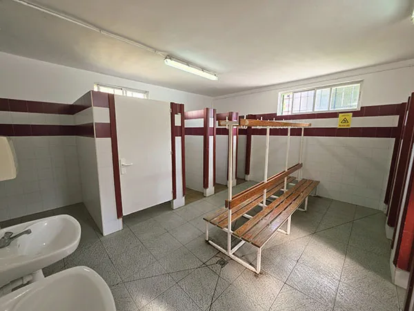 vista de un vestuario y sus aseos